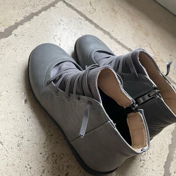 Grey leather zip up boots - Picture 4 of 4